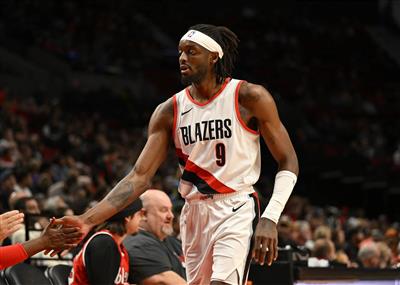 «Трэйл Блэйзерс» забили 9 трёхочковых за одну четверть и обыграли «Уорриорз» на 13 очков во второй четверти, добившись разворота.