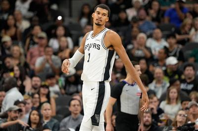 Буньяма набрал 29 очков, 11 подборов и 9 блок-шотов, но имел плюс-минус -12 и выбыл из игры с шестью фолами.