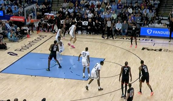 Сюрприз! Окоги реализовал 3 из 3 трехочковых в третьей четверти и набрал 11 очков, что помогло «Рокетс» увеличить разрыв.