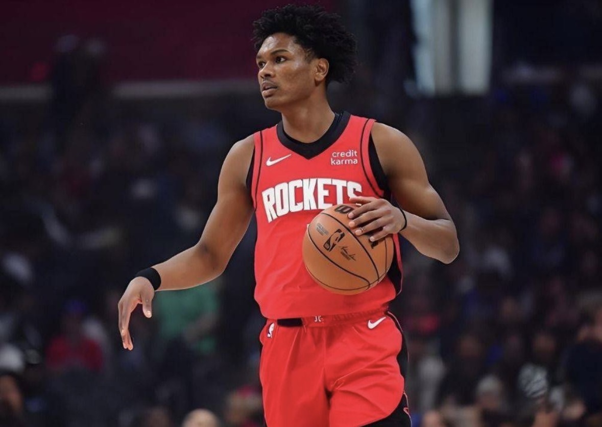 Продолжайте соревновательный статус! Аминь забил 8 из 14 за тайм и набрал 18 очков, 6 подборов и 4 передачи.