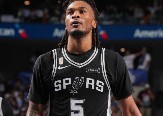 Касл: Очень сложно играть против Карри. Я удивлен, что смог забить трипл-дабл с Венбаньямой.