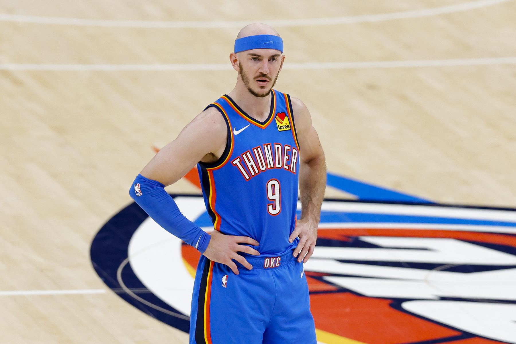 Резерв «Лейкерс» набрал лишь 2 очка в перерыве, тогда как Карузо из «Тандер» набрал только 10 очков.