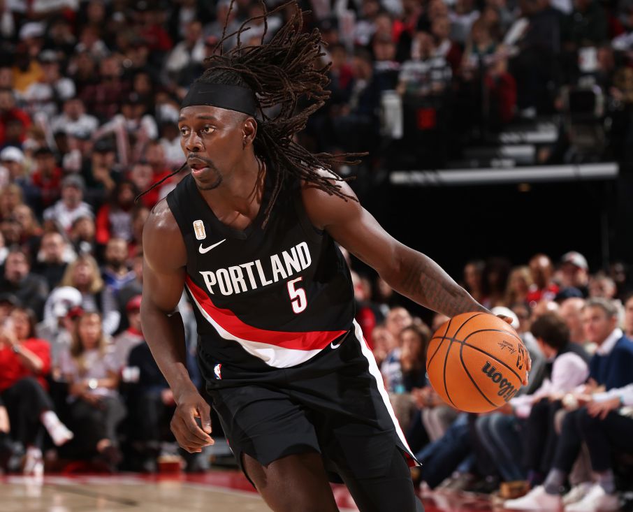 Холидей набрал 13 очков и 5 передач в третьей четверти, а «Трэйл Блэйзерс» набрали 38 очков за одну четверть и переломили ход игры, набрав 10 очков.