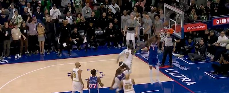 Эдвардс промахнулся при открытом броске, а Обре остался без защиты под корзиной и завершил последующий пас для финального броска.