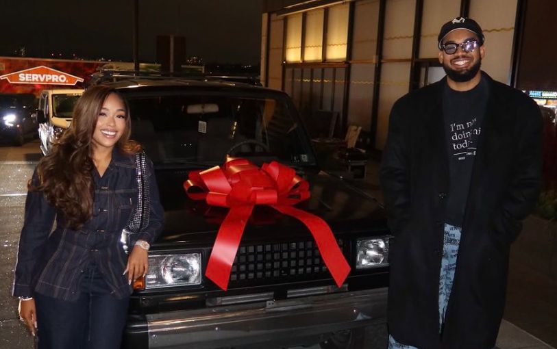 Подруга Таунса нашла старую машину, на которой ездила ее мать 30 лет назад, в качестве подарка на 30-летие Таунса.