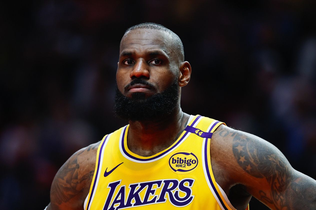 Уэйд: Состав без Джеймса позволяет «Лейкерс» видеть будущее, но было бы слишком поспешно говорить, что он им сейчас не нужен