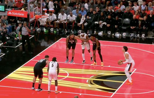 Верните себе контроль над мячом! Авдия набрала 14 очков при точности бросков 5 из 7 за одну четверть и возглавила команду в борьбе за очки.