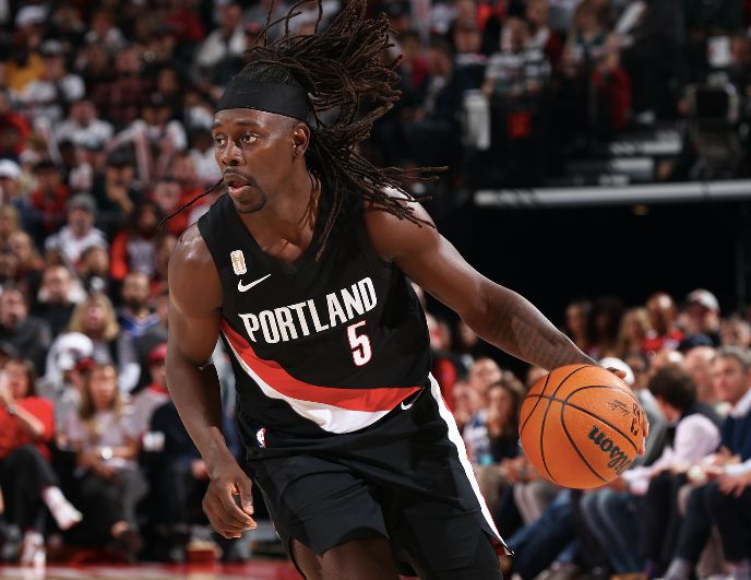 Холидей и Камара забили 6 трехочковых за тайм, что помогло «Трэйл Блэйзерс» зафиксировать счет.