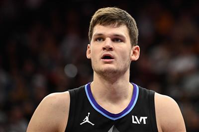 Терпит жестокий данк! Кесслер вышел на площадку и за 29 минут набрал 3 очка, 9 подборов, 6 ошибок и 4 нарушения.