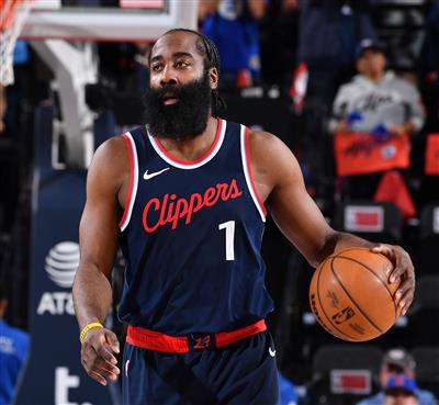 В ярости! Харден набрал 26 очков при 7 из 9 бросков в тайме и 5 из 6 трёхочковых.