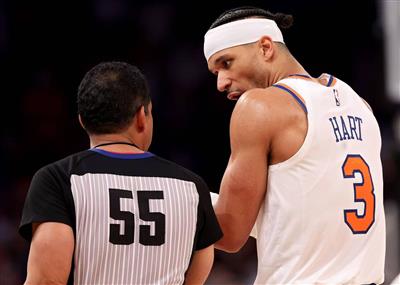 Ему холодно, когда он обращается с мячом, но он вносит большой вклад при подборе! Харт вернулся в игру и набрал всего 2 очка при 1 из 8 бросков и сделал 14 подборов.