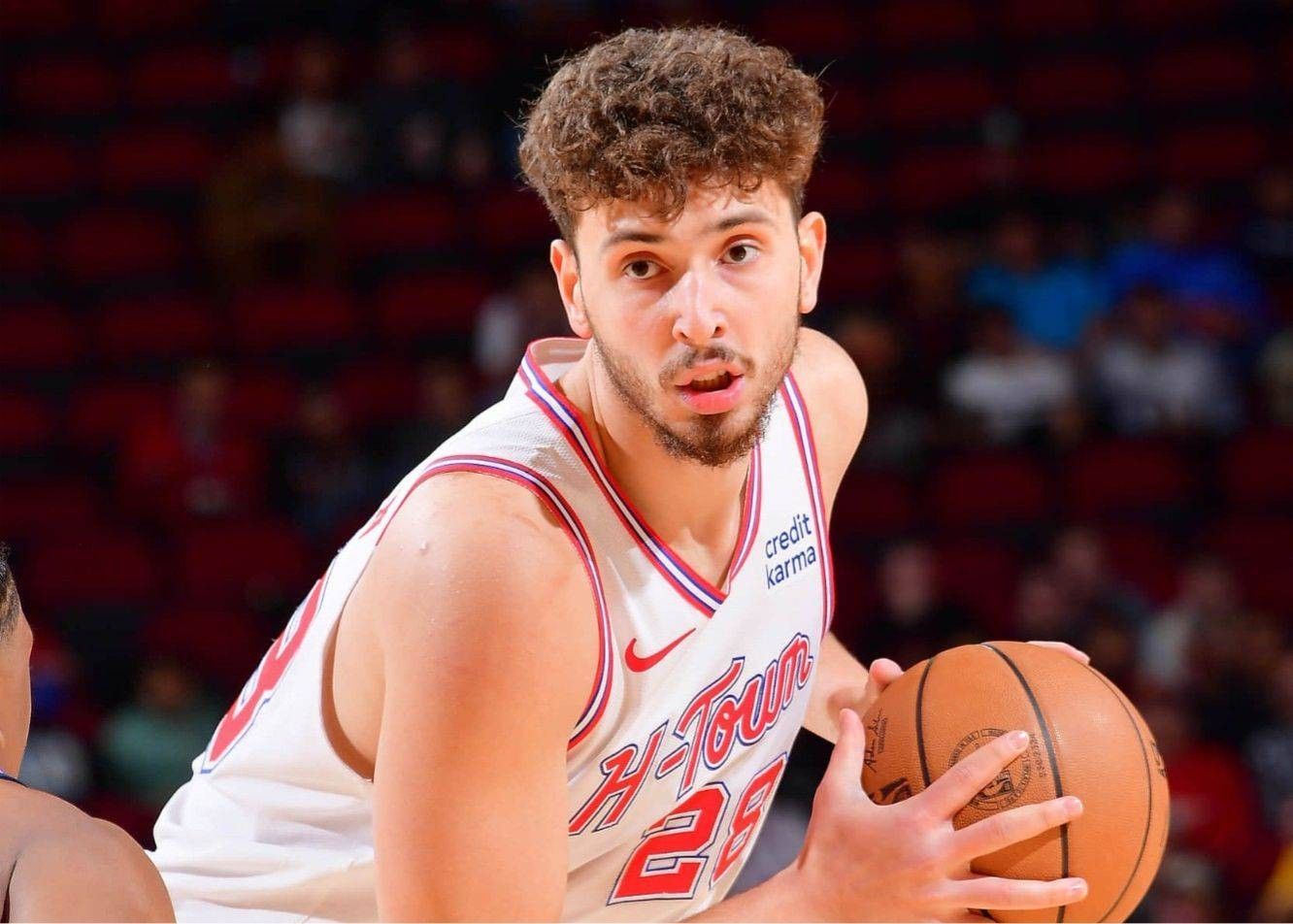 «Рокетс и Пистонс» зафиксировали 16 нарушений в первой четверти, а Шэнь Цзин и Каннингем совершили по два фола.