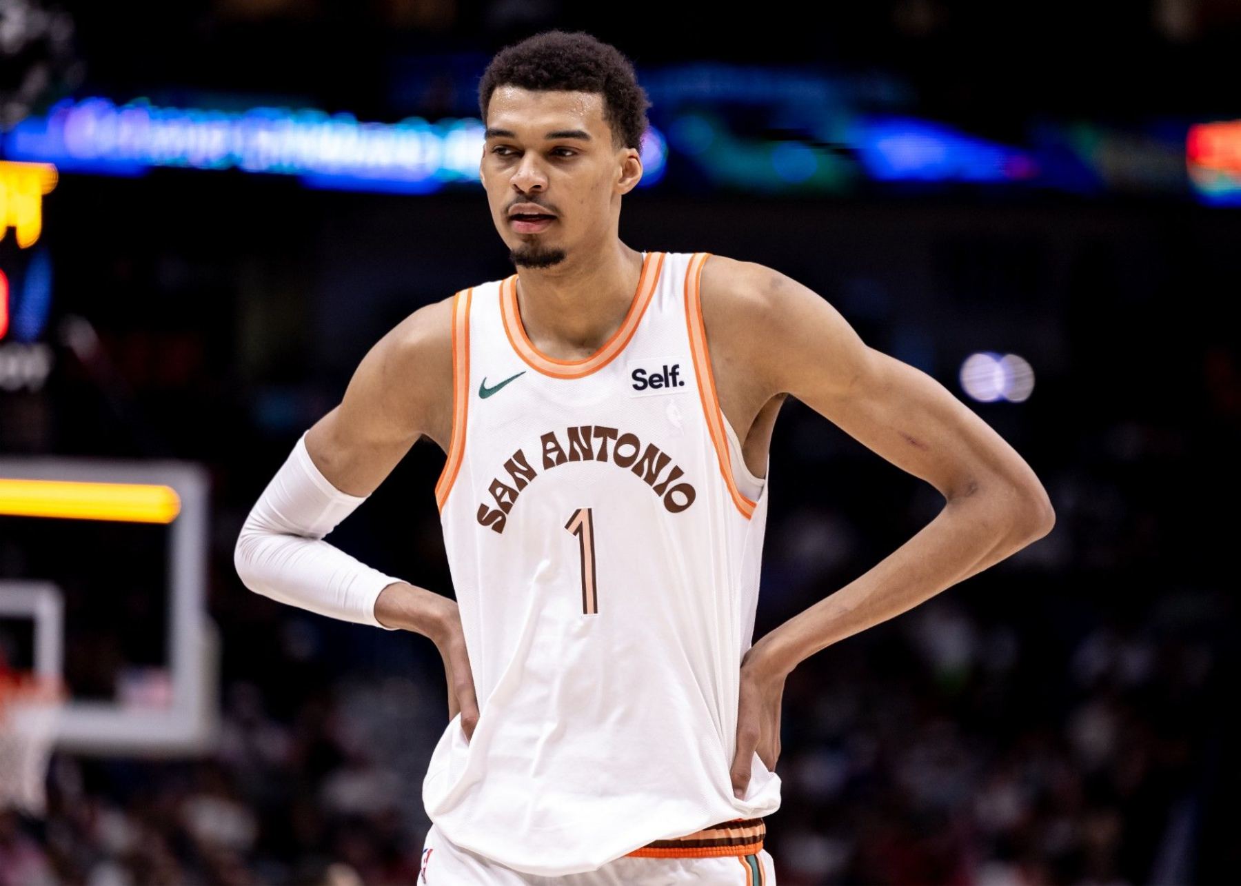 Шесть фолов покинуло поле в решающий момент! Буньяма набрал 19 очков, 8 подборов и 3 передачи при 9 из 11 штрафных бросков.