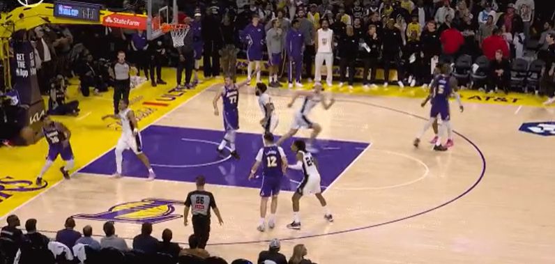 Смарт вышел на линию и сфолил, отдав мяч «Шпорам». Шампани пропустил два штрафных броска, а «Шпоры» проиграли с разницей в 2 очка.