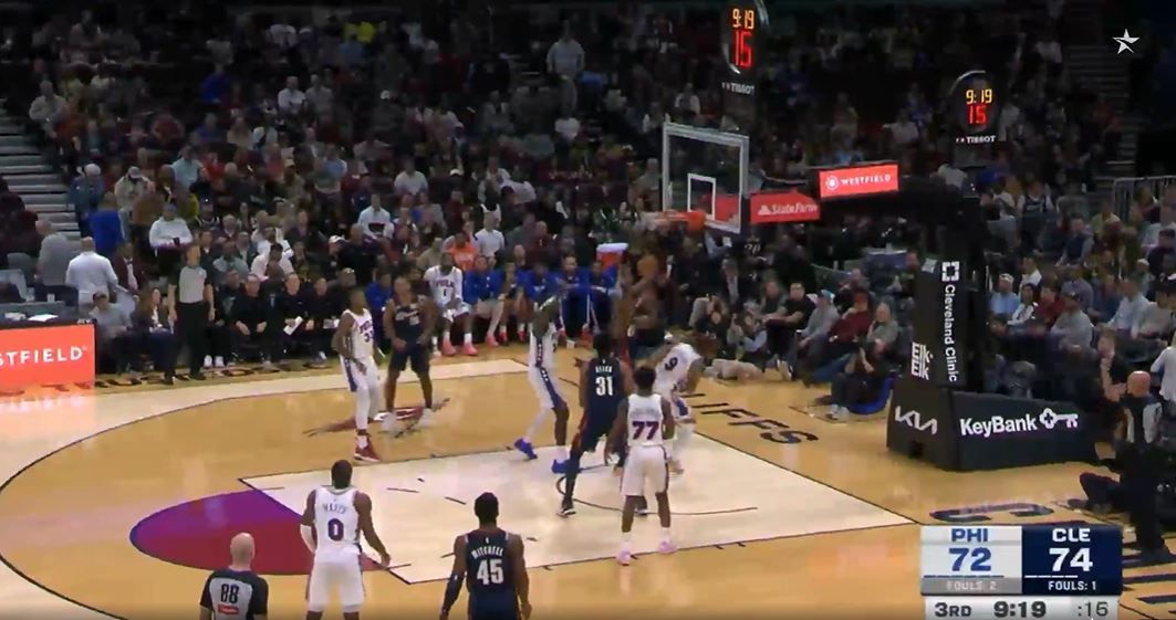 Не могу остановить это! Митчелл и Аллен в сумме набрали 27 очков и 6 подборов за одну четверть.