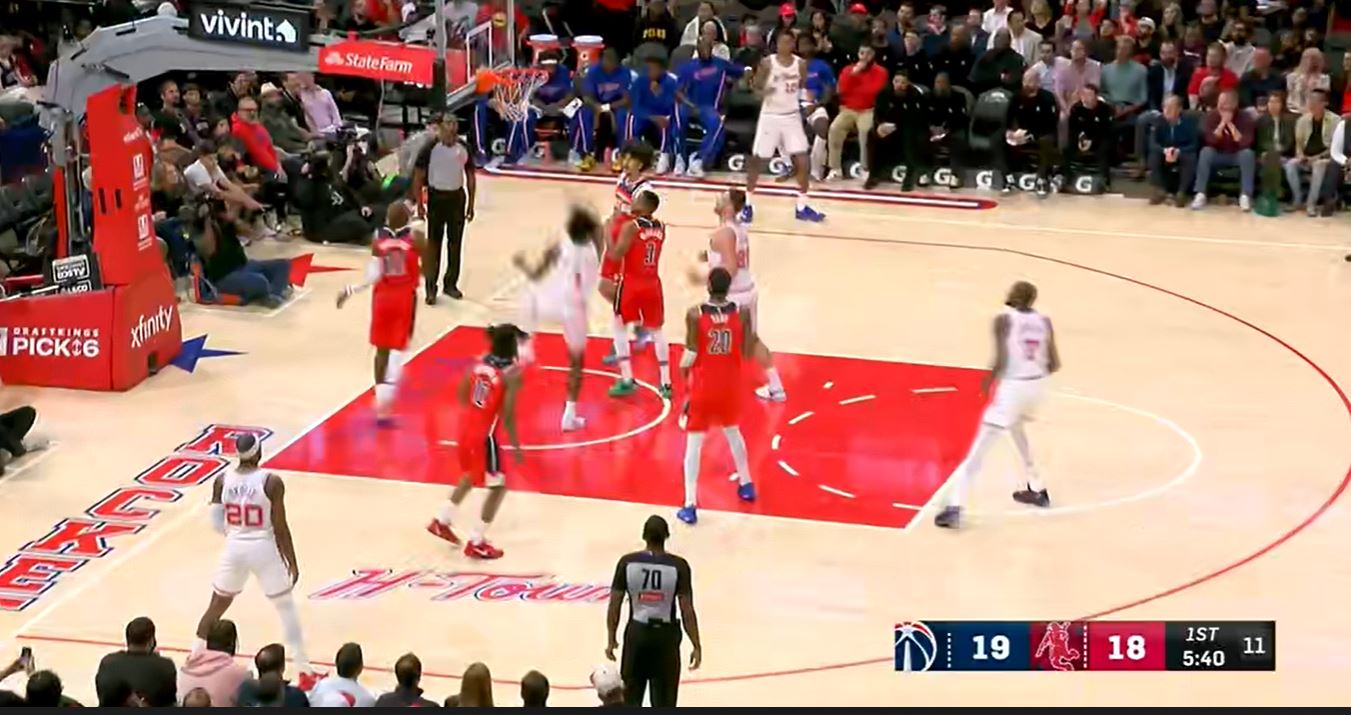 Конкурентоспособное государство – это хорошо! Дюрант набрал 16 очков при точности бросков 5 из 8 в первой четверти и помог «Рокетс» выйти вперед с 11 очками.