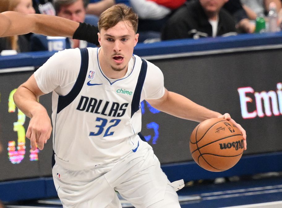 Флэгг проиграл всего 8 игр в средней школе и колледже вместе взятых, а после перехода в «Маверикс» проиграл 9 из 12 игр.