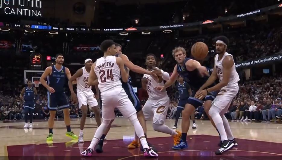 Верните себе чувство контроля над мячом! Митчелл набрал 0 очков во второй четверти и 6 очков в третьей четверти.