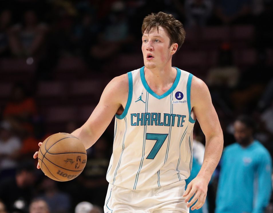 Половина поля хозяев поля! Книпель пригласил 2000 друзей посмотреть, как он играет с «Бакс»