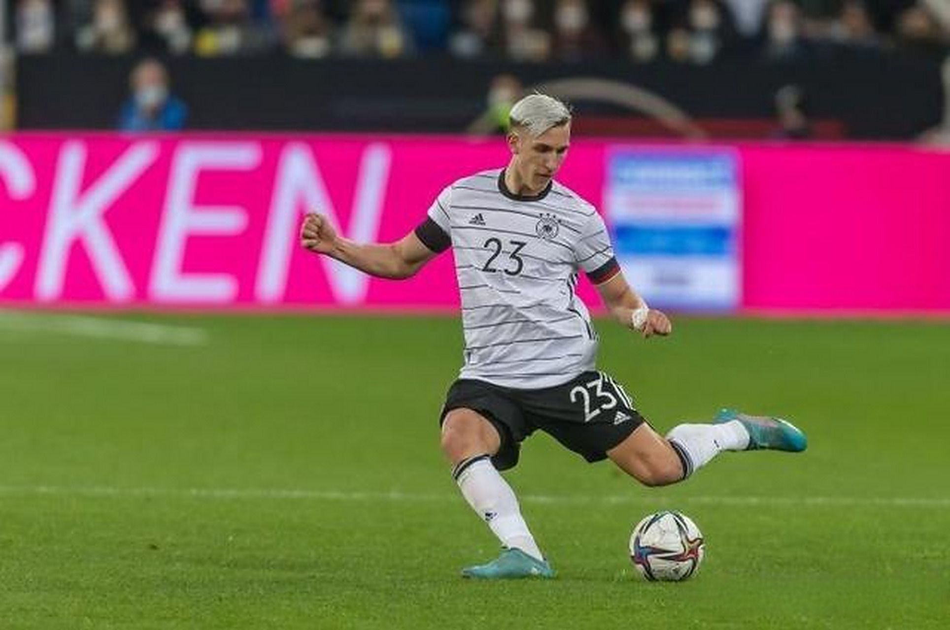 Де Скай: Шлоттербек надеется сыграть против Словакии, но Киммих не настроен оптимистично