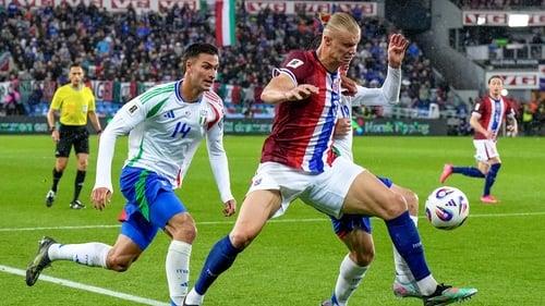 Невилл против Италии