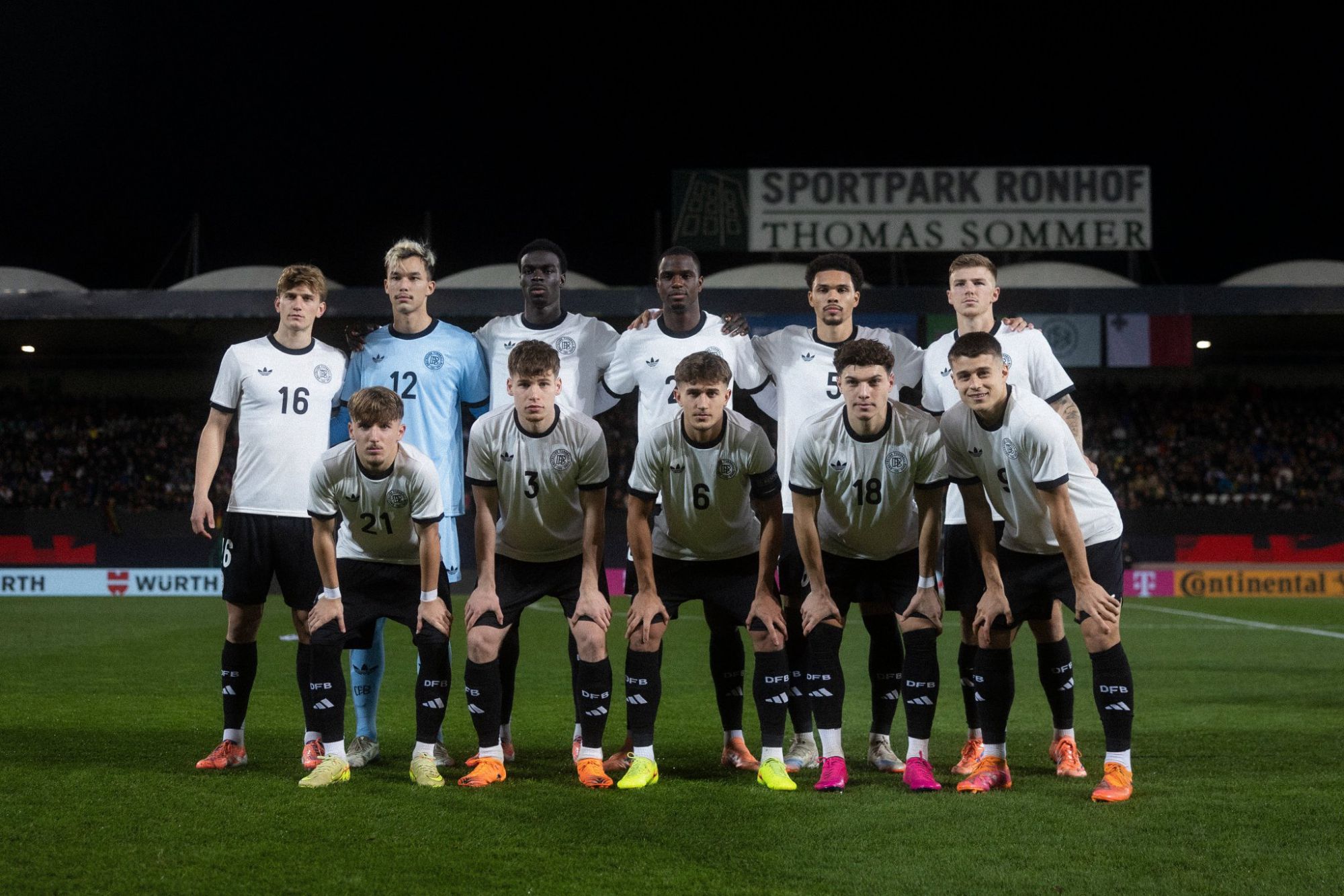 🎩Надев кепку, позвольте всей команде подписать футбольный мяч. Бишофф: Я научился этому от Кейна