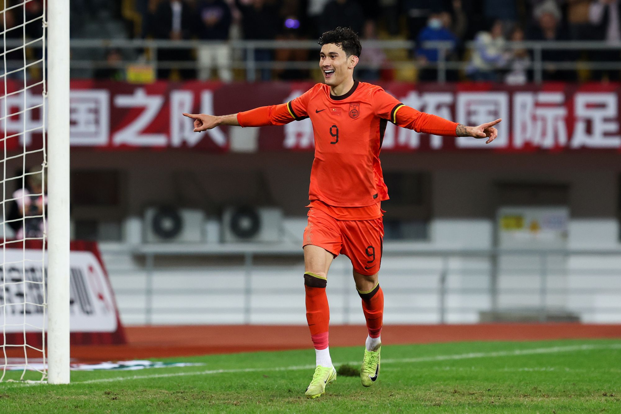 Положение в Кубке Панды: 4 команды имеют равные 3 очка, а китайская команда временно занимает первое место из-за преимущества в разнице мячей.